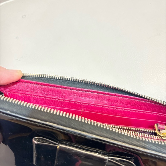 Miu Miu Black Patent Leather Zippy Wallet w pink leather lining + bow detail. - Picture 6 of 6
